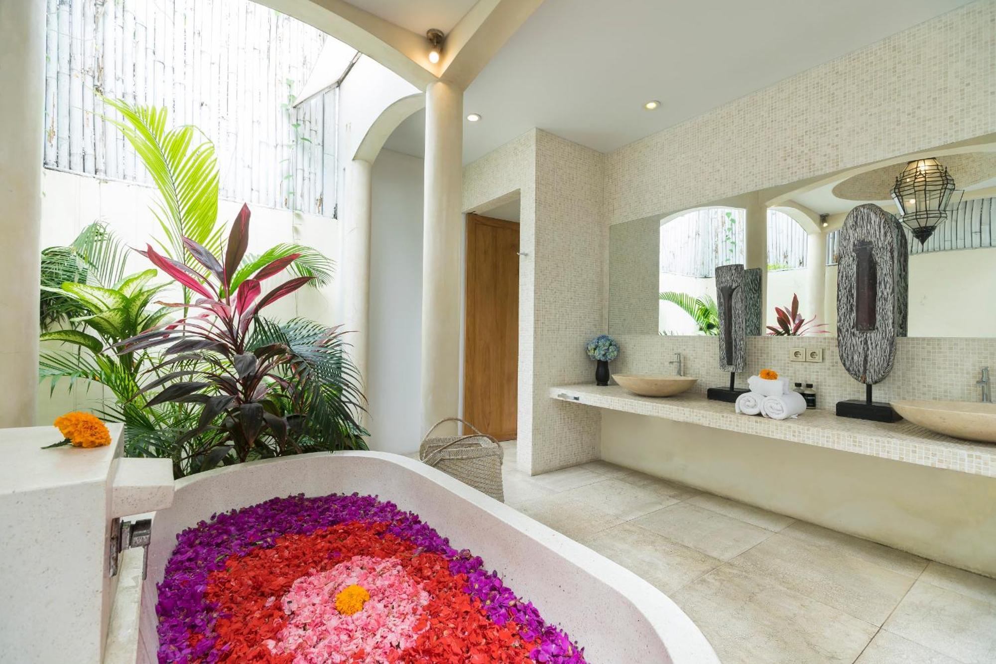 Elegant Villa Casabianca - Tropical Pool & Garden, Near Potato Head Beach Club! Семиньяк Экстерьер фото
